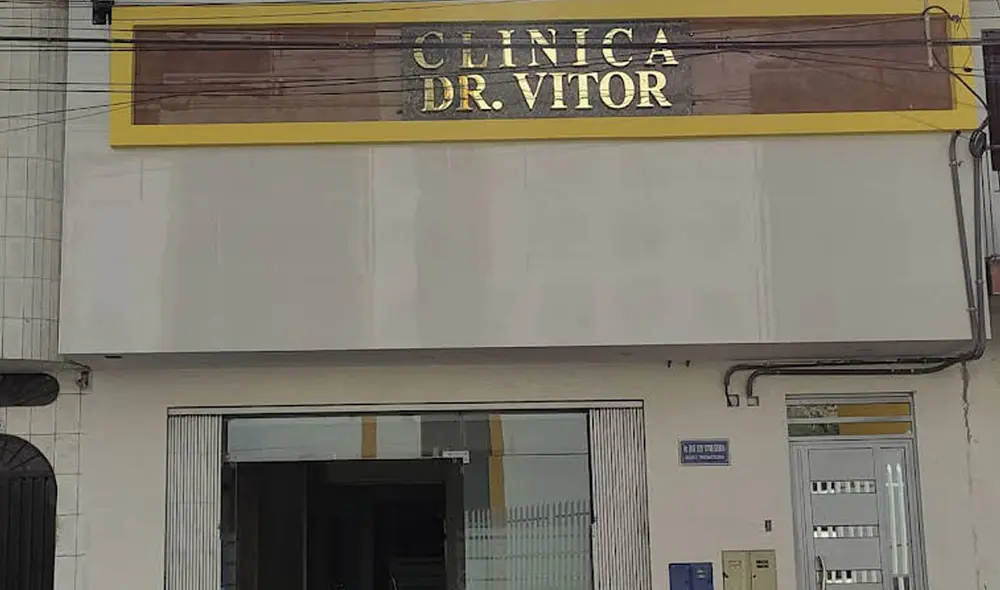 Miembros de la PNP cargaron los restos de la suboficial y madre de familia fallecida. Foto: clínica Vitor Miembros de la PNP cargaron los restos de la suboficial y madre de familia fallecida. Foto: clínica Vitor