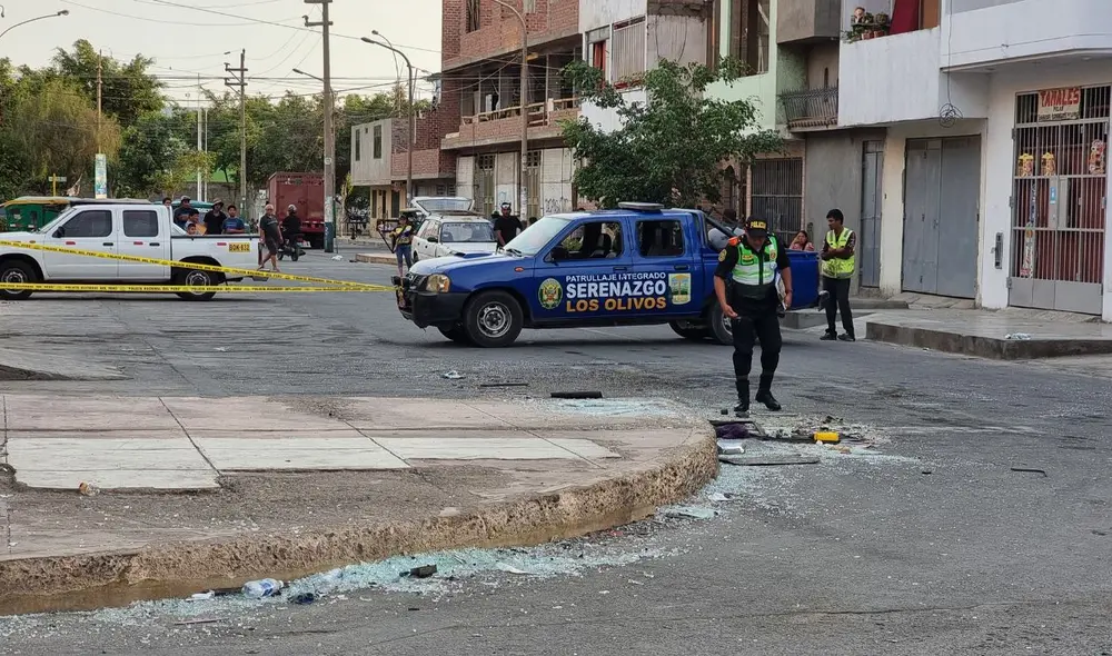 Los choferes de los vehículos se dieron a la fuga, según lo informado por los vecinos de Los Olivos. Foto: La República