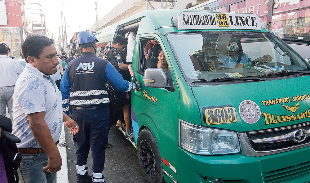 Combis. Como hace diez años, cuando reinaba la informalidad, la ruta del Corredor Morado fue cubierta por combis y cústeres que no respetan normas. Foto: difusión