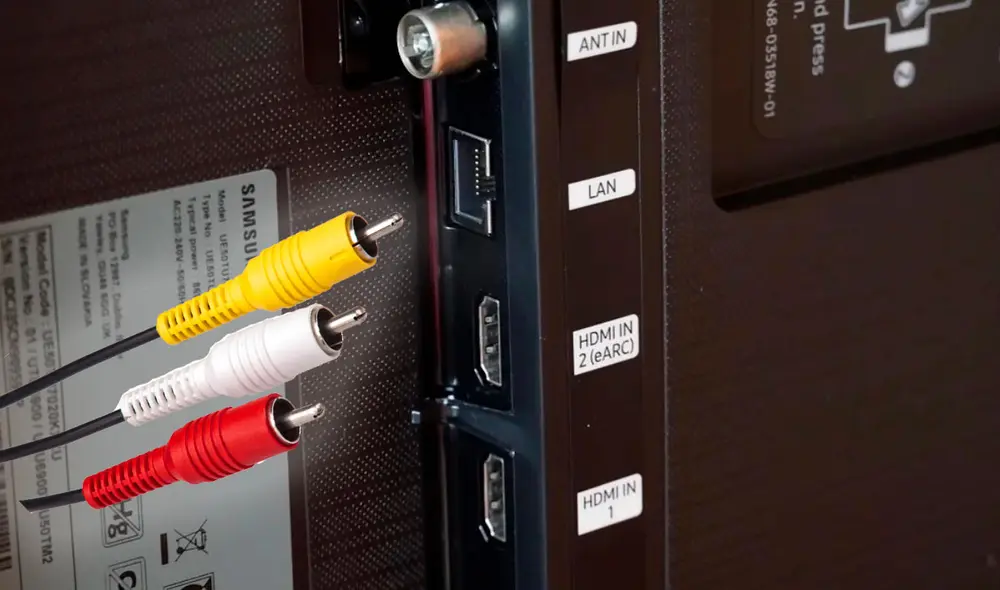 Los smart TV modernos dejaron de incluir los puertos RCA. Foto: composición LR/Xataka