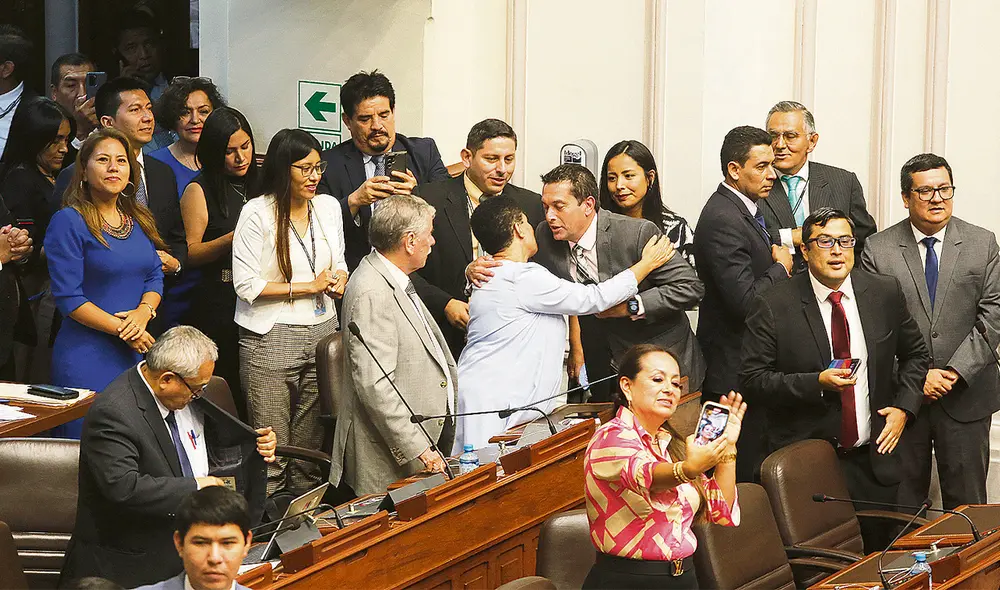 Celebran. Fuerza Popular impulsó esta reforma desde la presidencia de la Comisión de Constitución. En las dos votaciones, tuvo el apoyo de sus bancadas satélites. Foto: Félix Contreras / La República
