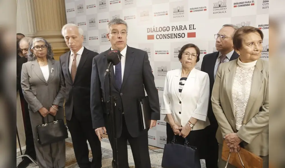 De los siete miembros de la JNJ, Inés Tello y Aldo Vásquez (quienes están a izquierda y derecha de Antonio de la Haza, titular de la Junta) fueron inhabilitados por el Congreso.  Foto: Marco Cotrina/La República