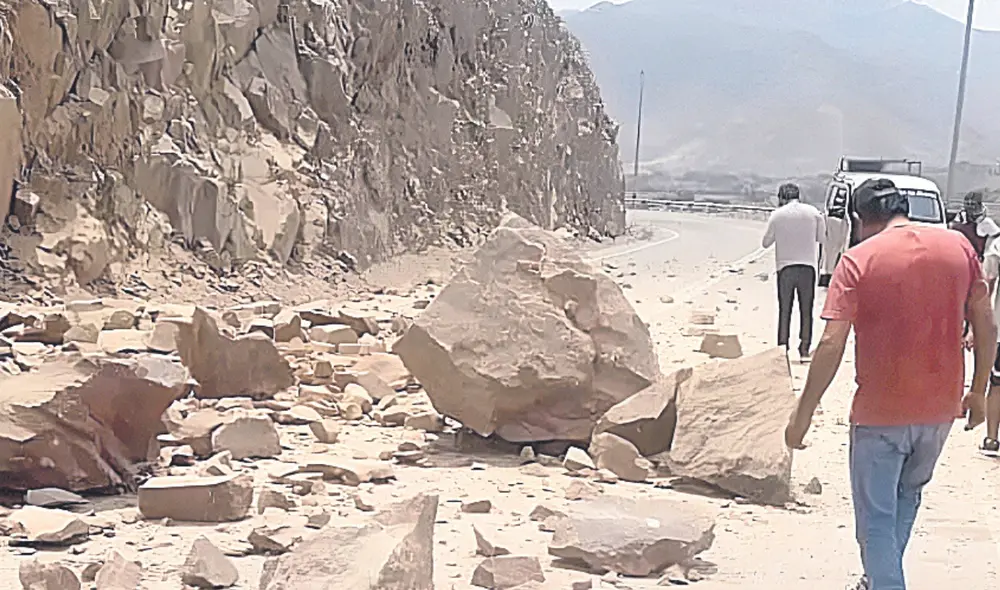 Bloqueo. Hubo un derrumbe en la carretera Los Libertadores, zona de Humay, en Chincha. Foto: difusión.