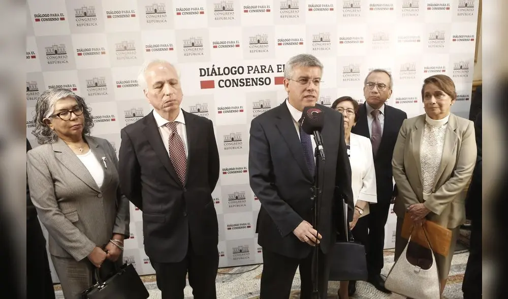 Aldo Vásquez e Inés Tello (a la derecha e izquierda de Antonio de la Haza) fueron inhabilitados. Foto: Marco Cotrina Aldo Vásquez e Inés Tello (a la derecha e izquierda de Antonio de la Haza) fueron inhabilitados. Foto: Marco Cotrina