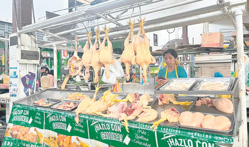 Alza vuelo. El kilogramo de pollo en los mercados minoristas se disparó a S/12,17 en promedio. El de los huevos pasó de S/7,15 a S/9,07. Foto: Rosario Rojas/La República
