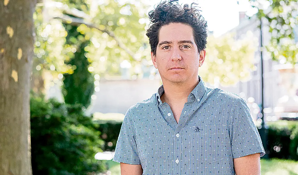 Cronista. El libro se compone, en su mayoría, por crónicas que Alarcón publicó en The New Yorker.