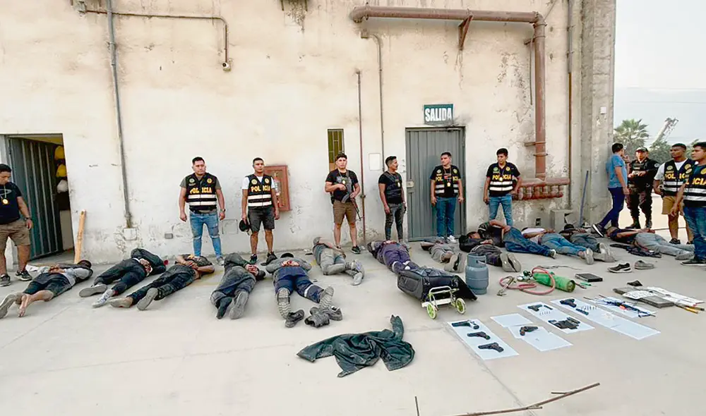 Detenidos. Delincuentes fueron capturados por la policía que cercó el área en la madrugada. Foto: difusión Detenidos. Delincuentes fueron capturados por la policía que cercó el área en la madrugada. Foto: difusión
