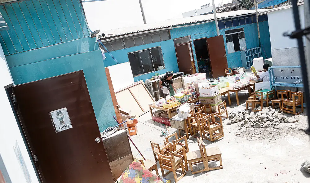 Colegio Señor de los Milagros, en San Martín de Porres. Los padres de familia y los profesores se unieron para mejorar lo que podían ante la indiferencia de las autoridades. Foto: Marco Cotrina / La República