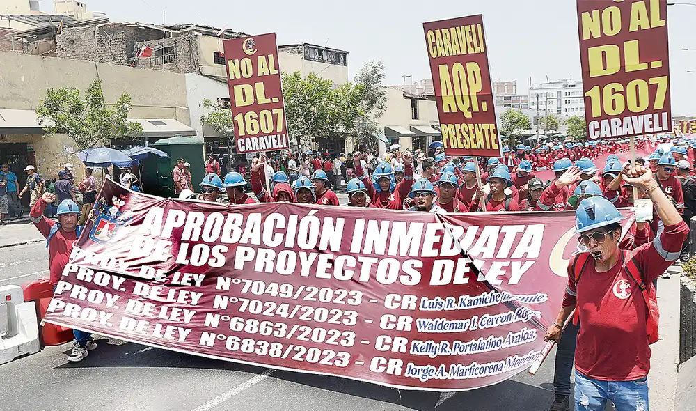 Lima. Delegaciones de diferentes regiones se movilizaron al Congreso para exigir una solución a su problemática. Foto: Félix Contreras / La República Lima. Delegaciones de diferentes regiones se movilizaron al Congreso para exigir una solución a su problemática. Foto: Félix Contreras / La República