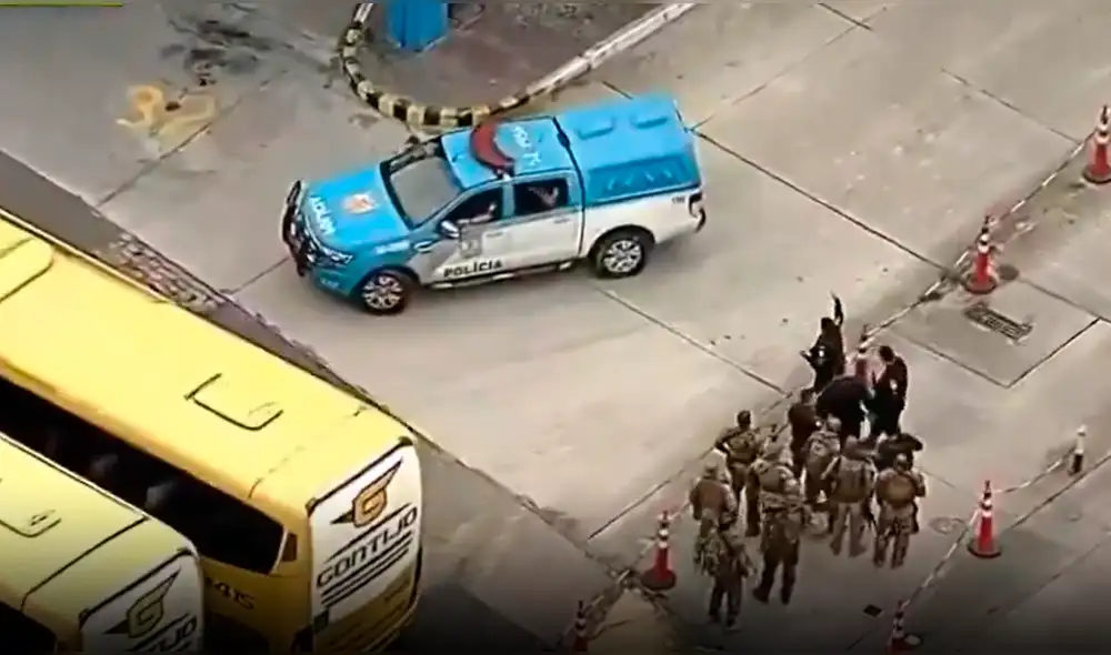 Secuestrador en estación de autobuses de Rio se entregó y rehenes fueron liberados. Foto: O Gloro