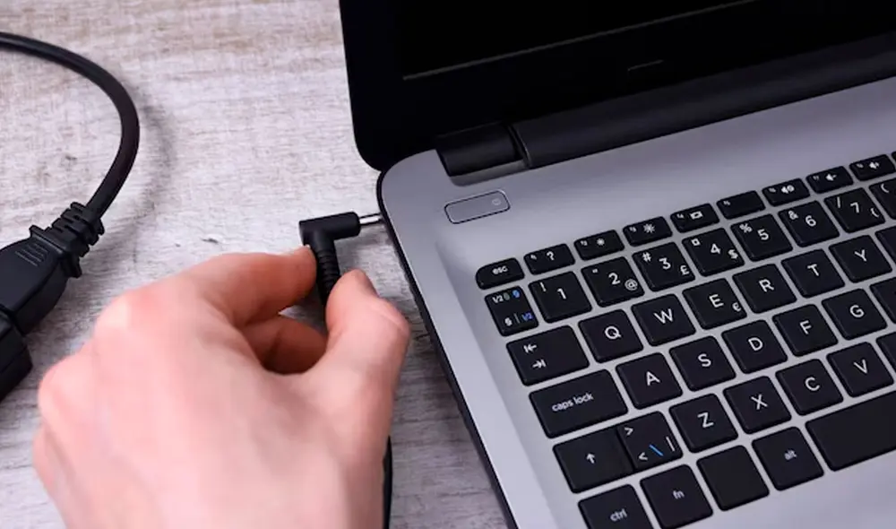 Procura desenchufar tu laptop si su batería está cargada al 100%. Foto: Freepik