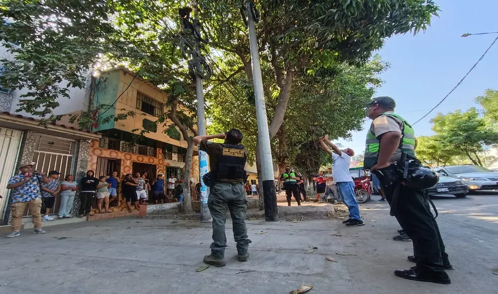 Después de horas, la policía logró rescatar el cuerpo del hombre electrocutado. Foto: Maribel Mendo LR