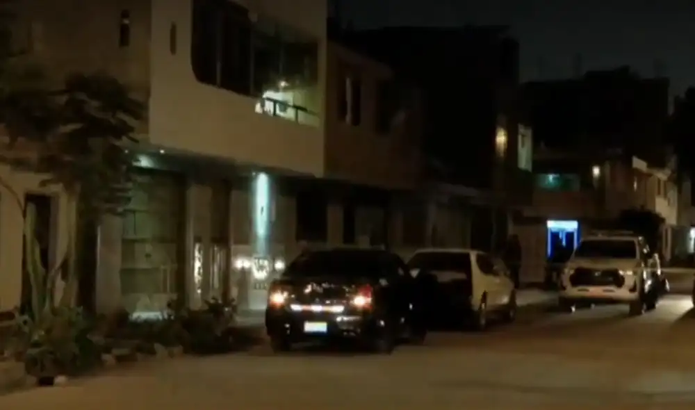 Luces del auto de la víctima estuvieron encendidas hasta que llegaron las autoridades. Foto: captura RPP