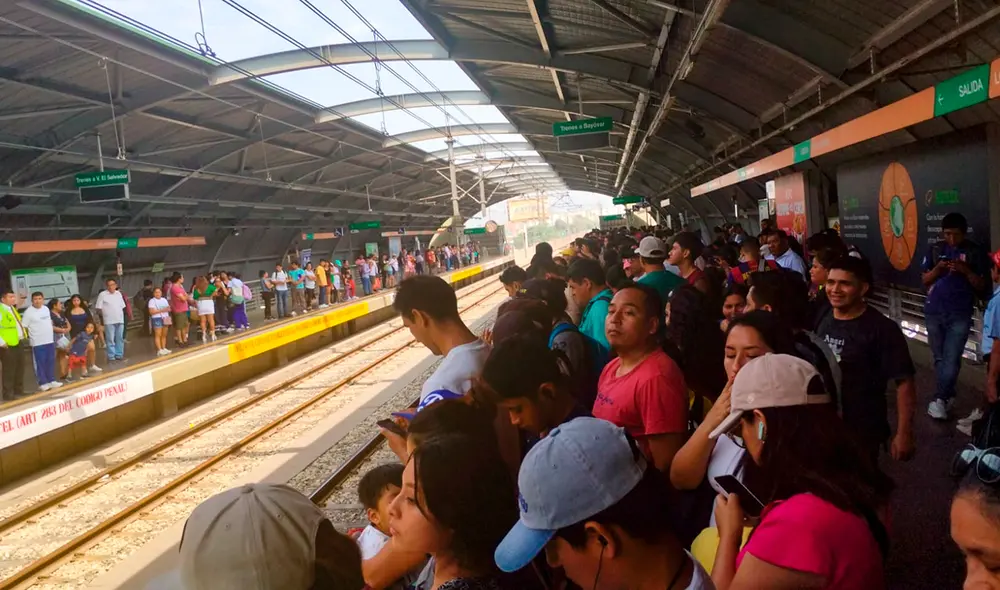 Tren se quedó varado por varios minutos en la estación Los Jardínes. Foto: difusión