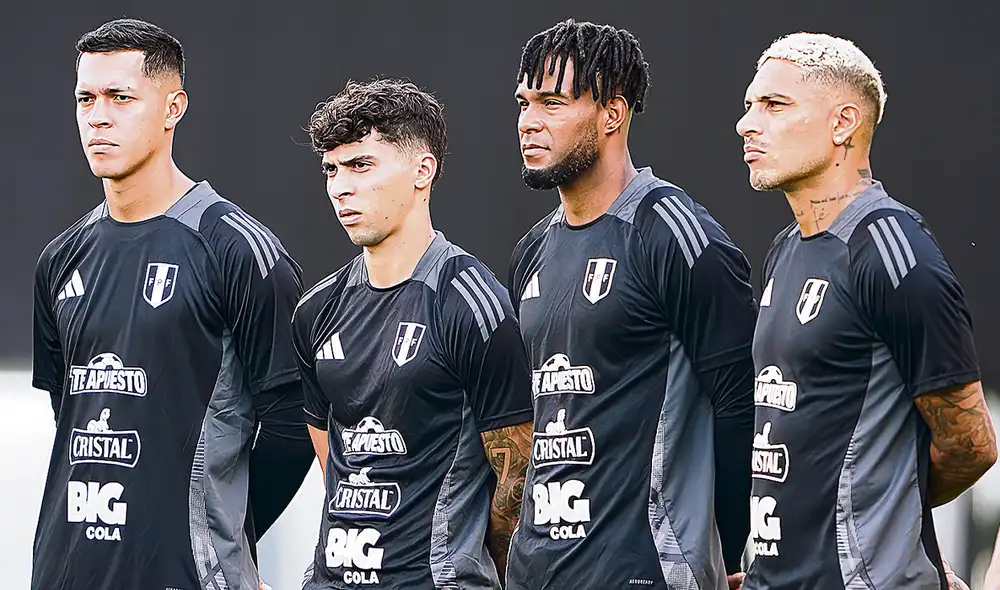 Atentos. Renato Solís junto con Franco Zanelatto, Carlos Cáceda y Paolo Guerrero escuchando las palabras de Jorge Fossati. Foto: difusión