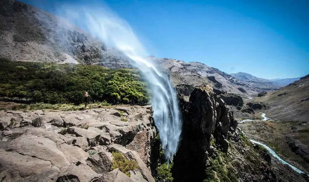 La cascada invertida es una maravilla natural que esconde una nación de Sudamérica. Foto: composición LR/Intriper