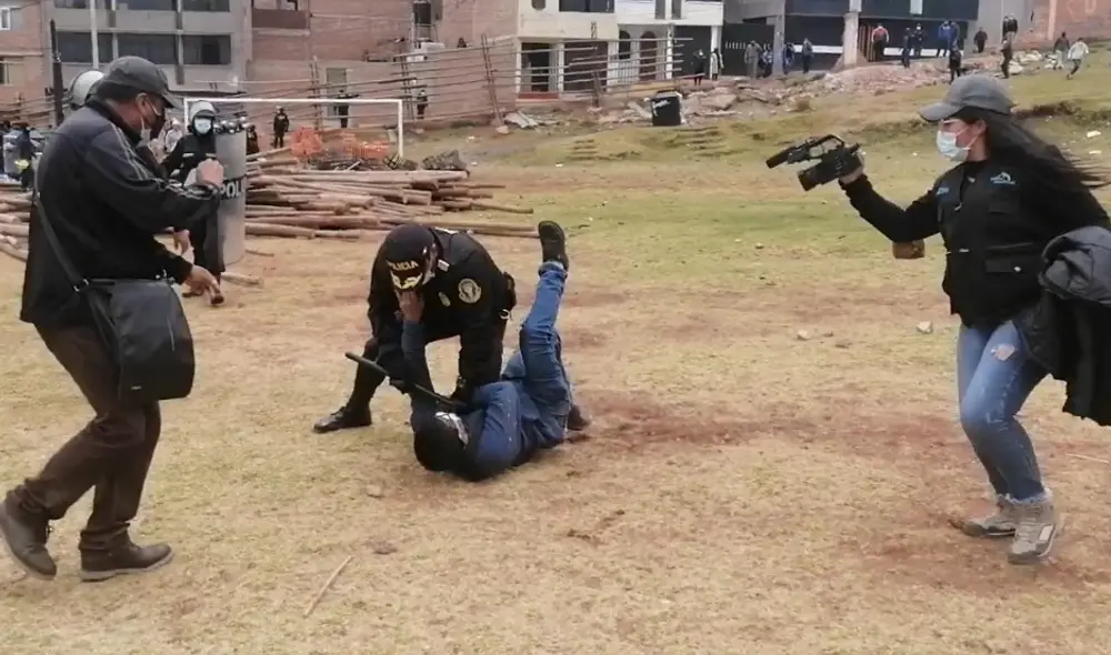 Fernández es agredido por un policía en 2021 cuando informaba sobre la toma del campo deportivo de un colegio promovido por quien hoy le haría reglaje. Foto: Liubomir Fernández/La República Fernández es agredido por un policía en 2021 cuando informaba sobre la toma del campo deportivo de un colegio promovido por quien hoy le haría reglaje. Foto: Liubomir Fernández/La República