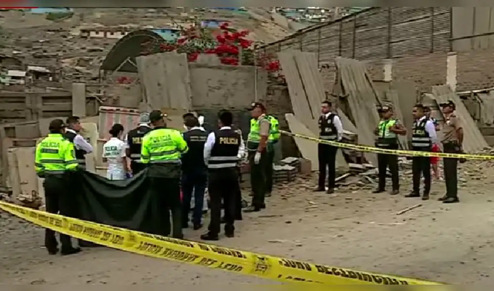 La Policía Nacional recolecta pruebas en el lugar del incidente. Foto: captura de ‘Latina noticias’ La Policía Nacional recolecta pruebas en el lugar del incidente. Foto: captura de ‘Latina noticias’