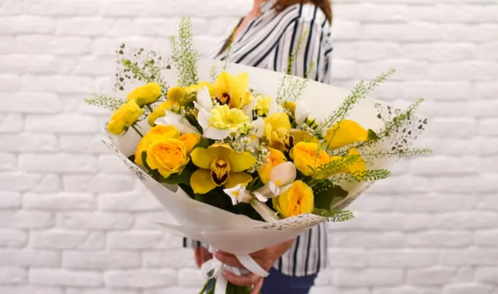 Flor recibiendo una gran cantidad de flores amarillas. Foto: Freepik