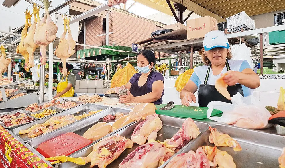 Al alza. Pollo y huevo le cuestan más soles a los hogares. Foto: Kevin García / La República Al alza. Pollo y huevo le cuestan más soles a los hogares. Foto: Kevin García / La República