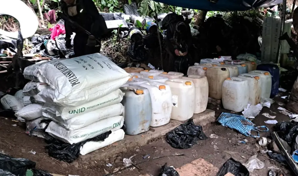 En la zona estarían operando tres firmas de acuerdo a los logotipos encontrados en los paquetes de drogas hallados. Foto: PNP