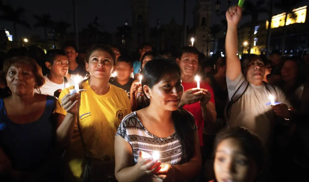 La acción simbólica de la Hora del Planeta tiene como objetivo lograr compromisos ambientales internacionales a largo plazo. Foto: Andina