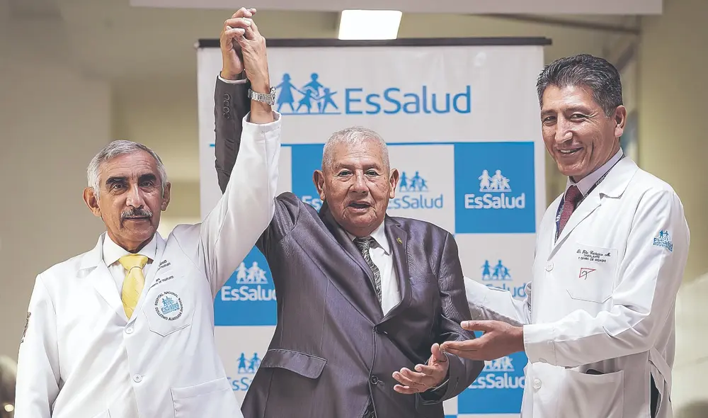 Feliz. Luis Espinoza tiene 80 años. Cuando tenía 56, se convirtió en el primer paciente en recibir un trasplante de hígado. Como él, muchos esperan un milagro. Foto: difusión Feliz. Luis Espinoza tiene 80 años. Cuando tenía 56, se convirtió en el primer paciente en recibir un trasplante de hígado. Como él, muchos esperan un milagro. Foto: difusión