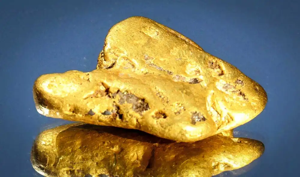 Richard Brock, de 67 años, viajó tres horas y media desde su casa en Somerset, donde encontró la pepita de oro más grande de Inglaterra. Foto: Mullock Jones/ SWNS - Video: Milenio TV