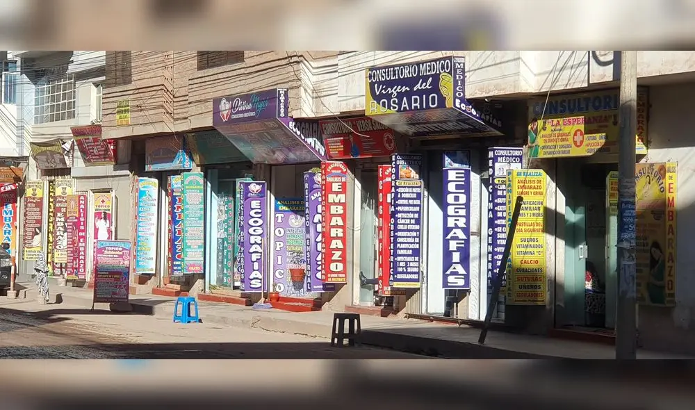 Los jirones Túpac Amaru y Nicolás de Piérola están llenos de letreros de clínicas clandestinas. Foto: Cinthia Alvarez/La República Los jirones Túpac Amaru y Nicolás de Piérola están llenos de letreros de clínicas clandestinas. Foto: Cinthia Alvarez/La República
