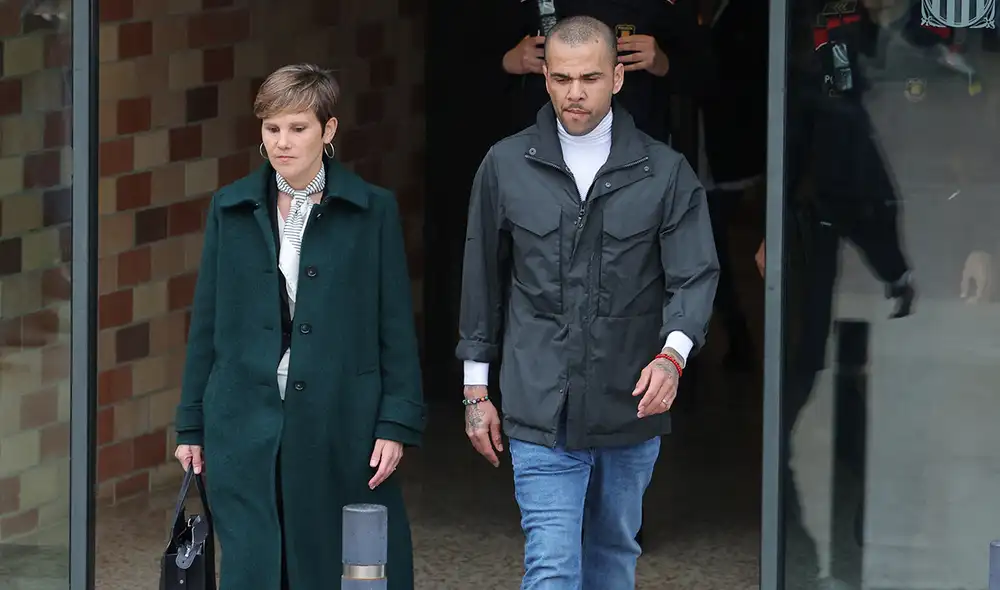 La defensa de Dani Alves solicitó la libertad provisional tras alegar que el jugador ya había cumplido un cuarto de su pena. Foto: AFP | Video: Cadena SER La defensa de Dani Alves solicitó la libertad provisional tras alegar que el jugador ya había cumplido un cuarto de su pena. Foto: AFP | Video: Cadena SER