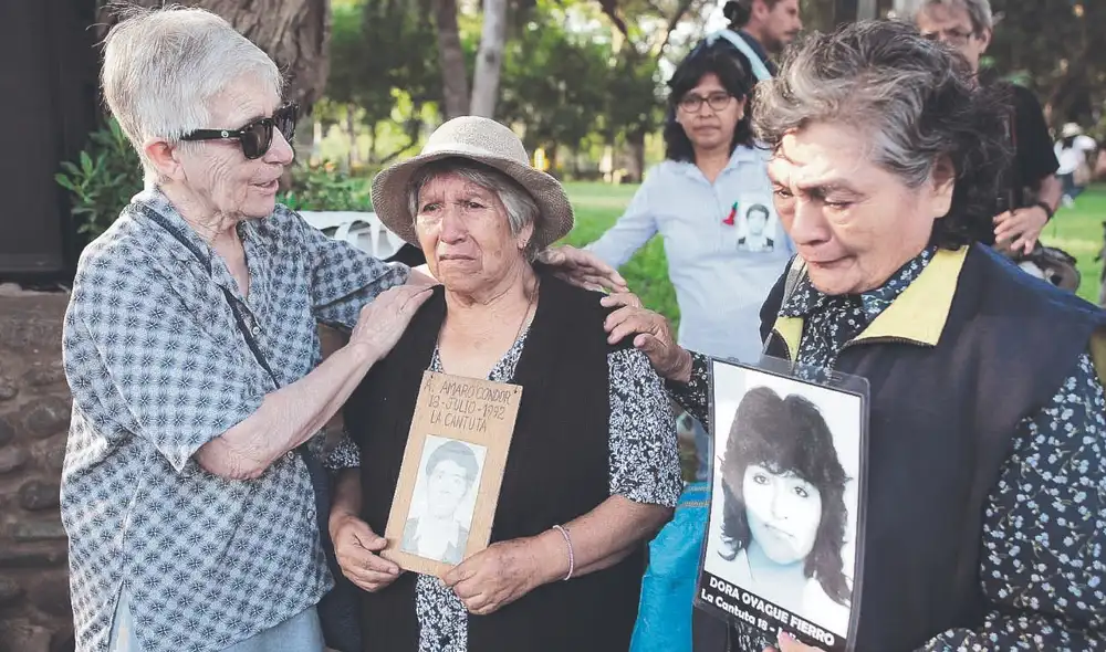 La cantuta. Raida Cóndor y Pilar Fierro, madres de dos estudiantes asesinados en 1992. Foto: John Reyes La cantuta. Raida Cóndor y Pilar Fierro, madres de dos estudiantes asesinados en 1992. Foto: John Reyes