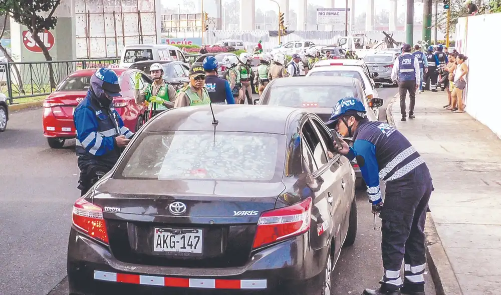 Alto ahí. La ATU informó que ha impuesto más de 8.000 infracciones a vehículos informales este año. Pese a ello, Lima está plagada de colectivos. Foto: difusión