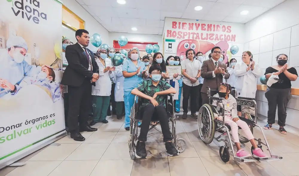 Felices. David y Nicole dejaron ayer el hospital. Se fueron agradecidos con la vida y con los médicos que los operaron. Foto: difusión Felices. David y Nicole dejaron ayer el hospital. Se fueron agradecidos con la vida y con los médicos que los operaron. Foto: difusión