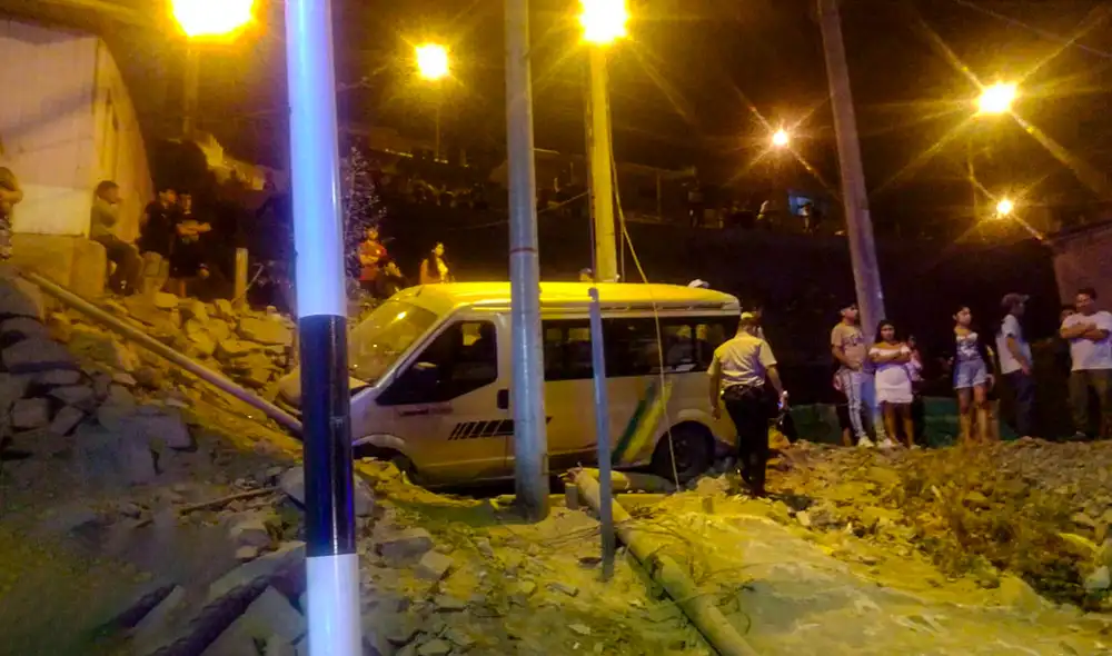 Heridos fueron trasladados en ambulancias. Foto: difusión