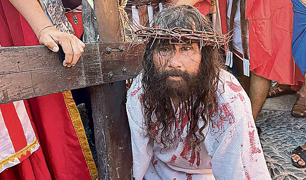Vía Crucis. Al anochecer, Mario Valencia llegó a lo alto del cerro San Cristóbal para decir: “Padre, en tus manos encomiendo mi espíritu”. Foto: Andrea Jara/La República Vía Crucis. Al anochecer, Mario Valencia llegó a lo alto del cerro San Cristóbal para decir: “Padre, en tus manos encomiendo mi espíritu”. Foto: Andrea Jara/La República