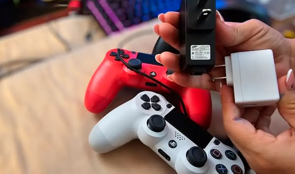 Usa una base de carga o un cable original para cargar tu mando de PS5 o PS4. Foto: captura de YouTube/ Pollino Gamer Usa una base de carga o un cable original para cargar tu mando de PS5 o PS4. Foto: captura de YouTube/ Pollino Gamer