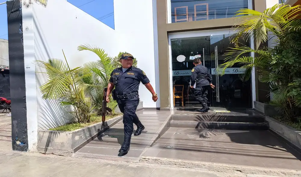 Policía de la EDEX logró desactivar explosivo dejado en restaurante. Foto: Sergio Verde/LR