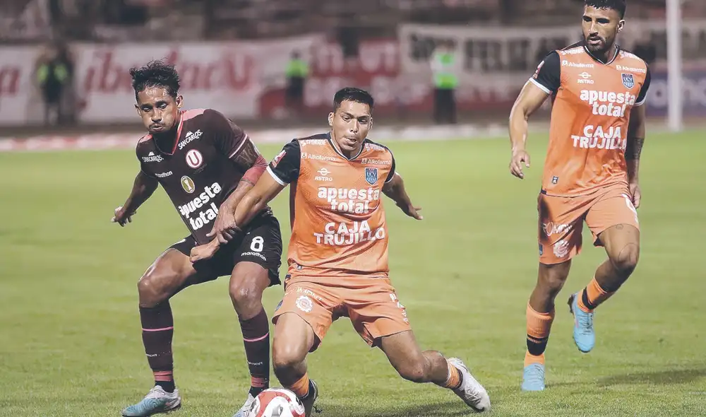 Dieron todo. Christofer Gonzales y Gerson Barreto disputando con todas sus fuerzas el esférico. Foto: Randy Reyes