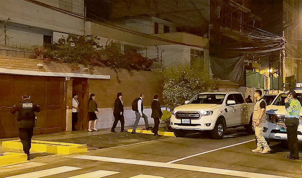 Escándalo. El allanamiento de la madrugada del sábado motivó el reclamo airado del Ejecutivo, pero los expertos señalan que se pudo evitar si Boluarte explicaba el origen de sus joyas. Foto: Grace Mora / La República Escándalo. El allanamiento de la madrugada del sábado motivó el reclamo airado del Ejecutivo, pero los expertos señalan que se pudo evitar si Boluarte explicaba el origen de sus joyas. Foto: Grace Mora / La República