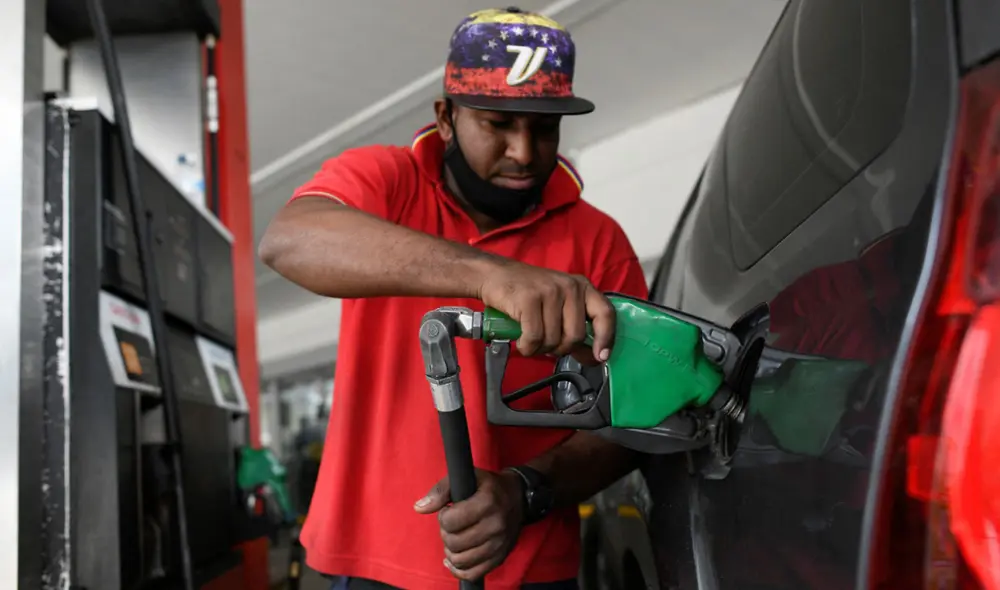 Los litros de gasolina subsidiada se pueden transferir a un familiar. Foto: El País Los litros de gasolina subsidiada se pueden transferir a un familiar. Foto: El País