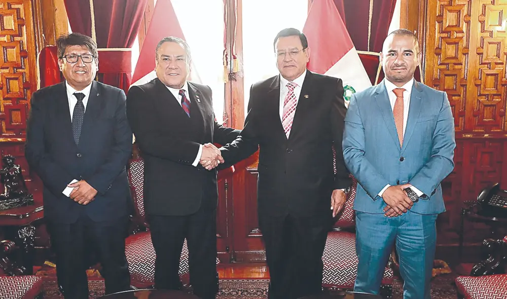 Por el voto. Adrianzén visitó a la Mesa Directiva del Congreso. Foto: difusión. Por el voto. Adrianzén visitó a la Mesa Directiva del Congreso. Foto: difusión.