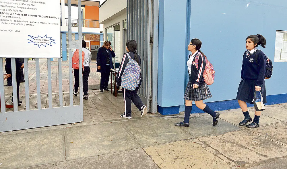 Desfase. Año a año, las pensiones escolares y universitarias se elevan, y no así los salarios de los trabajadores. Foto: difusión Desfase. Año a año, las pensiones escolares y universitarias se elevan, y no así los salarios de los trabajadores. Foto: difusión