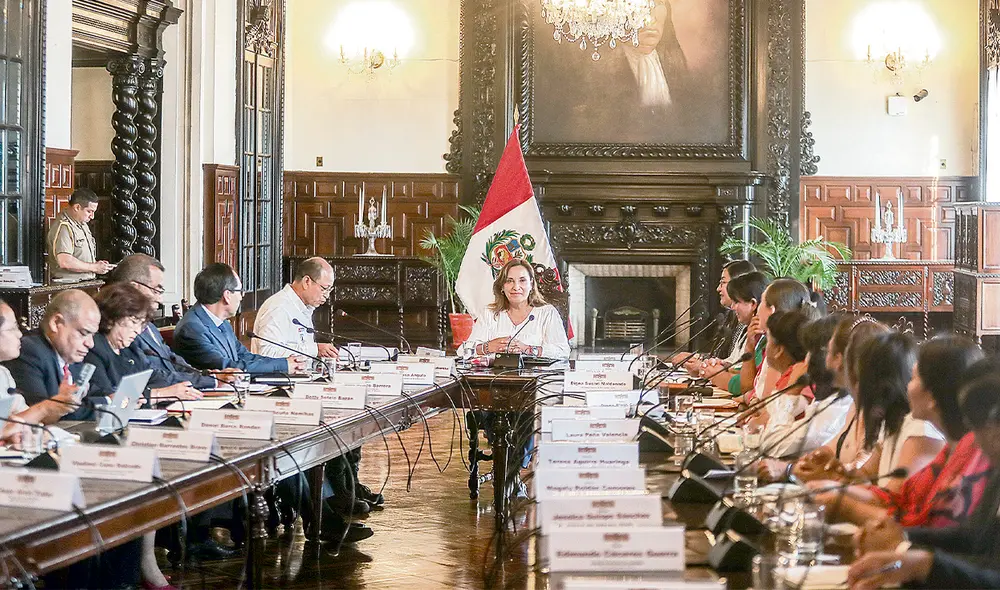 Evasiva. Dina Boluarte se reunió en Palacio con alcaldes y evitó acudir al Congreso. Foto: difusión Evasiva. Dina Boluarte se reunió en Palacio con alcaldes y evitó acudir al Congreso. Foto: difusión