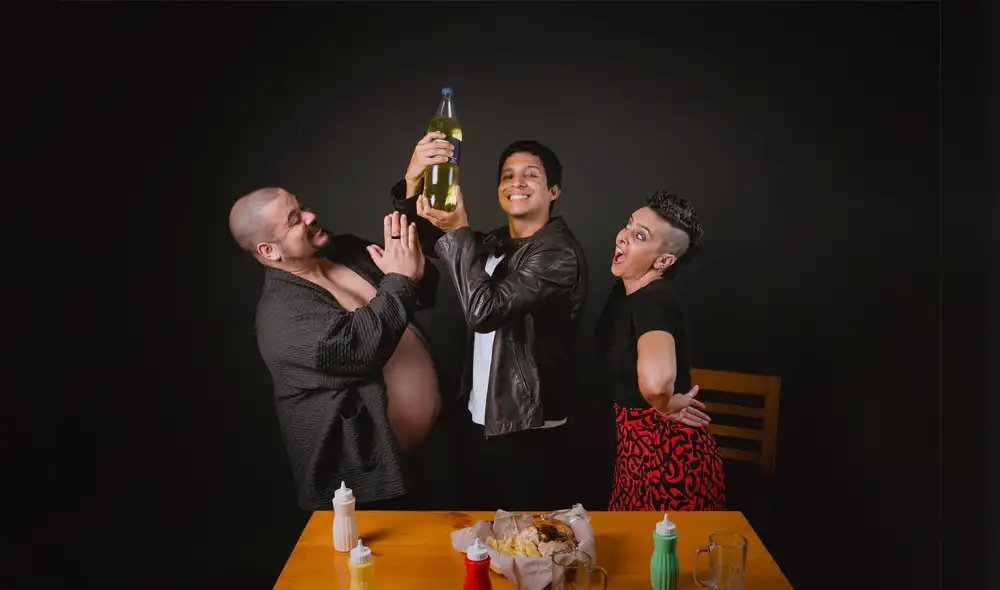 Entre risas y lágrimas, 'Mudarse de sí (pollito con papas)' nos invita a un viaje emocional donde el teatro se convierte en el refugio de las almas inquietas. Entre risas y lágrimas, 'Mudarse de sí (pollito con papas)' nos invita a un viaje emocional donde el teatro se convierte en el refugio de las almas inquietas.