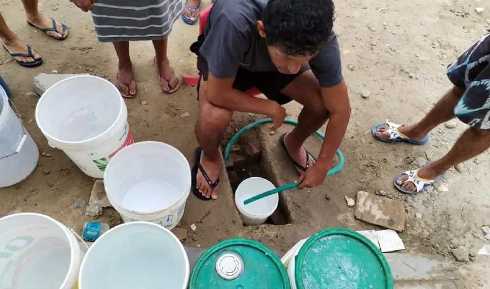 Vecinos se ven obligados a colocar mangueras en el suelo para recoger agua destinada al consumo humano. Foto: Noticias Piura 3.0