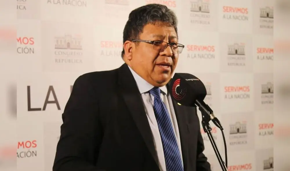 Congresista Jorge Flores Ancachi, autor del proyecto de ley, y sus colegas de Acción Popular esperan que la medida contra los periodistas sea aprobada por el Parlamento. Foto: Andina Congresista Jorge Flores Ancachi, autor del proyecto de ley, y sus colegas de Acción Popular esperan que la medida contra los periodistas sea aprobada por el Parlamento. Foto: Andina