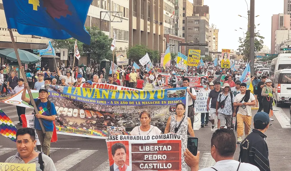 A toda voz. Manifestantes que llegaron desde los conos de Lima exclamaron duras frases contra la presidenta Dina Boluarte y el Congreso de la República. Foto: Kevin García / Urpi-La República.
