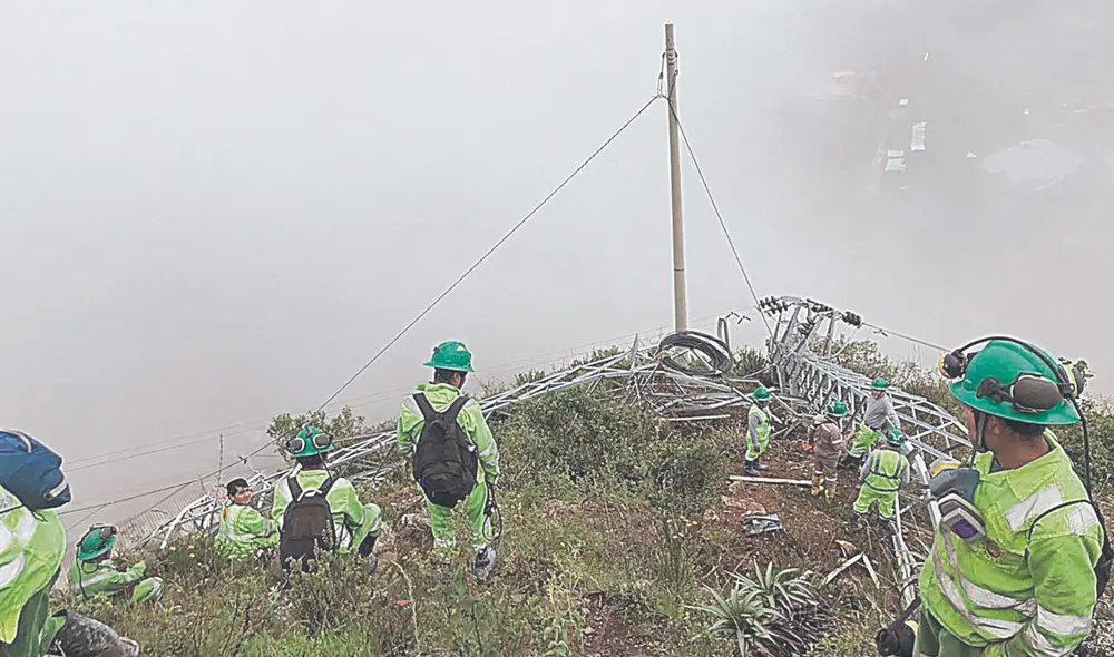 Ataques. Así quedaron las torres tras el ataque. Los mineros exponen también sus vidas. Foto: difusión.