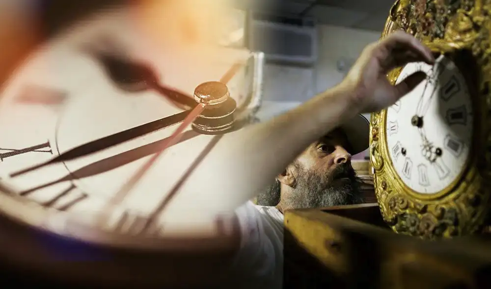 Los relojes de Chile se deberán atrasar por 1 hora. Foto: Composición LR/AFP/El País Los relojes de Chile se deberán atrasar por 1 hora. Foto: Composición LR/AFP/El País