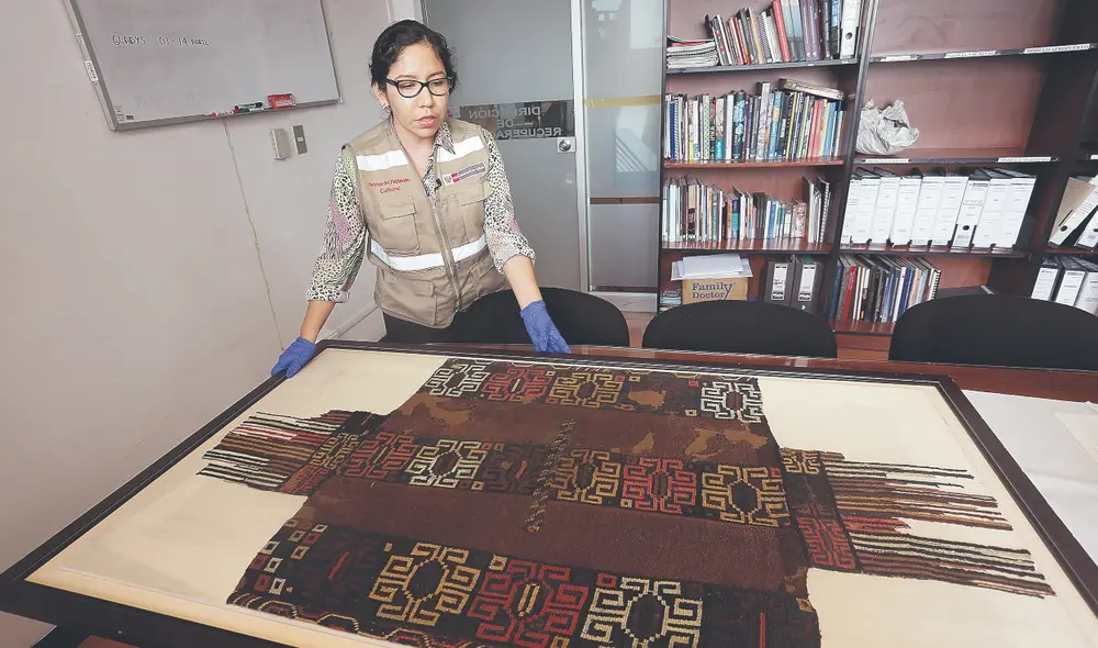 Prenda. Un unku de la cultura Paracas, devuelto al Perú por la persona que lo tenía en su poder en Alemania. Foto: Félix Contreras. Prenda. Un unku de la cultura Paracas, devuelto al Perú por la persona que lo tenía en su poder en Alemania. Foto: Félix Contreras.